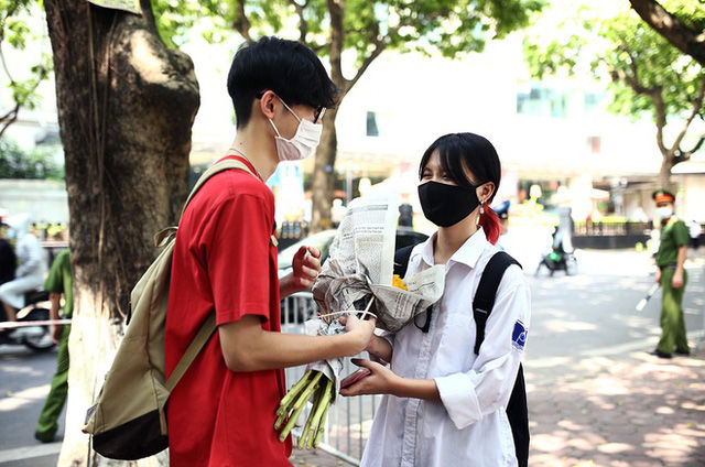 Chàng trai ôm hoa đến điểm thi, phụ huynh trêu: Chờ bạn gái hả?