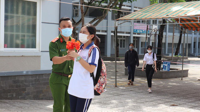 Chàng trai ôm hoa đến điểm thi, phụ huynh trêu: Chờ bạn gái hả?