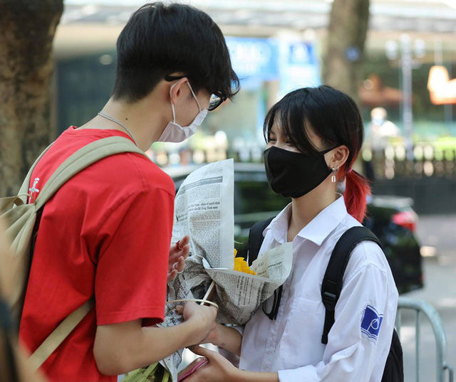 Chàng trai ôm hoa đến điểm thi, phụ huynh trêu: Chờ bạn gái hả?