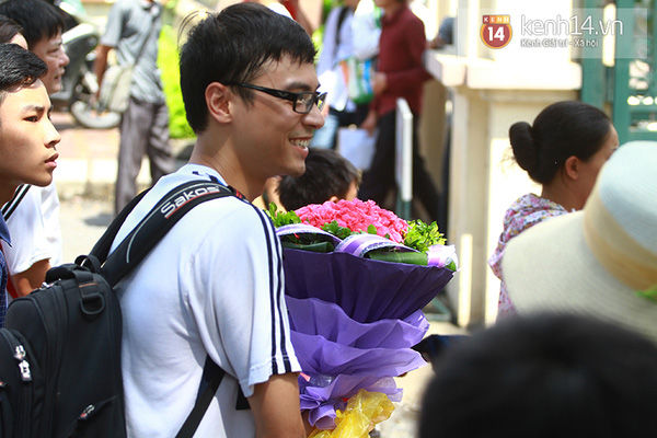 Chàng trai ôm hoa đến điểm thi, phụ huynh trêu: Chờ bạn gái hả?