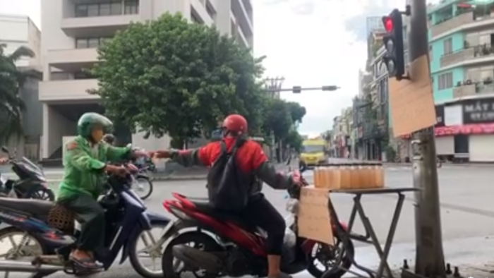 Nước gừng chanh sả đóng chai sẵn giữa phố SG: Ai cần cứ lấy