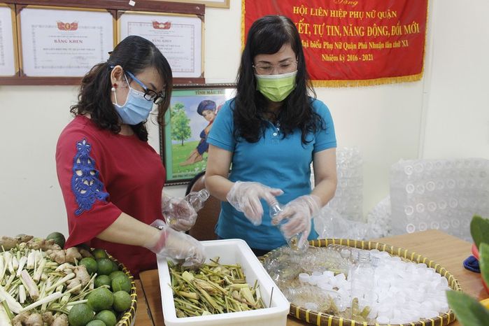 Nước gừng chanh sả đóng chai sẵn giữa phố SG: Ai cần cứ lấy