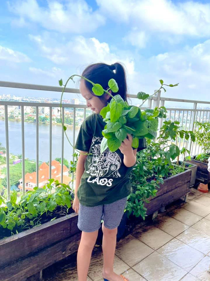 Ở nhà mùa dịch: Con gái Lưu Thiên Hương luyện thanh khoe giọng khủng