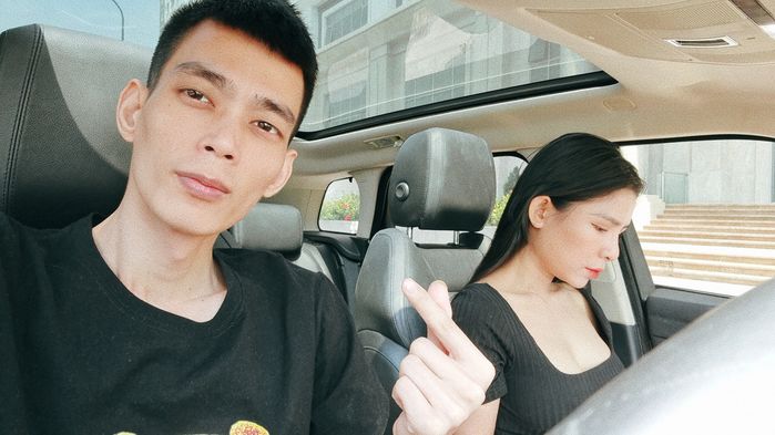Ông bố đơn thân ngồi xe lăn, được vợ sau bế lên ô tô tiền tỷ mỗi ngày