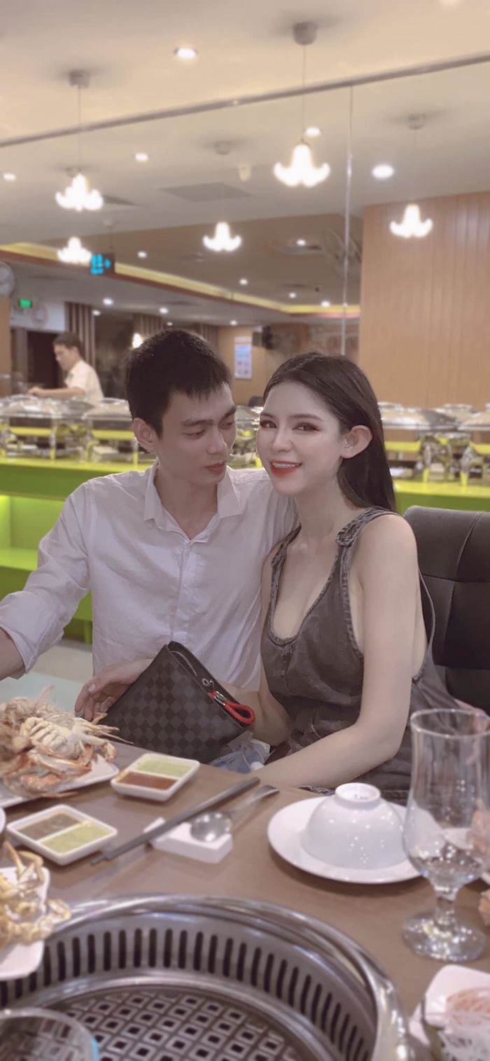 Ông bố đơn thân ngồi xe lăn, được vợ sau bế lên ô tô tiền tỷ mỗi ngày