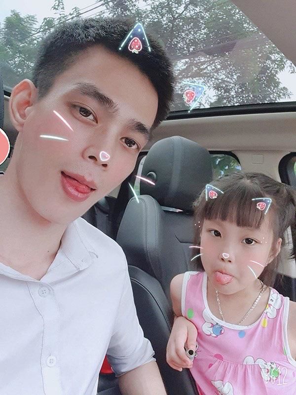 Ông bố đơn thân ngồi xe lăn, được vợ sau bế lên ô tô tiền tỷ mỗi ngày
