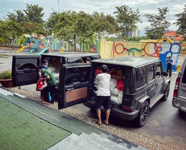 Đại gia 9X dọn kho chứa siêu xe trăm tỷ thành bãi tập kết đồ từ thiện