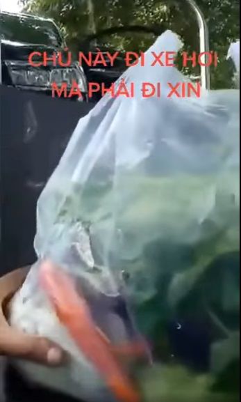 Ông chú đi xe hơi xin bó rau từ thiện: Tiền giờ không là nghĩa lý gì