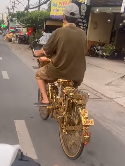Ông chú làm xe đạp từ vàng 24k chạy bon bon trên đường