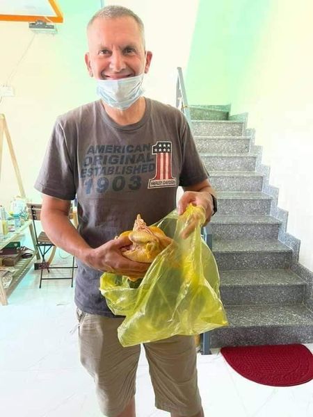 Ông Tây tốt bụng xin con gà luộc 300k của vợ cho chó già đang bệnh ăn