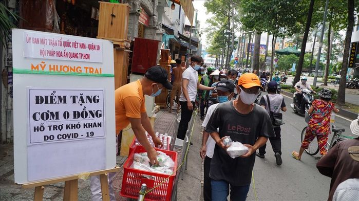 Phát cơm từ thiện nhưng từ chối cho vì người nhận mũm mĩm