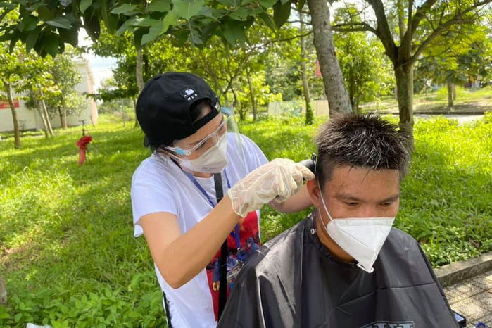 Ngưỡng mộ Phương Thanh làm tình nguyện viên đến đuối sức phải ngủ vội