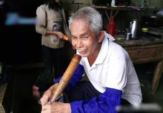 Quyết giữ vợ kém 30 tuổi, người đàn ông 71 tuổi làm cha lần thứ 15