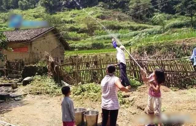 Quyết giữ vợ kém 30 tuổi, người đàn ông 71 tuổi làm cha lần thứ 15