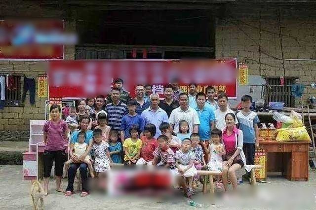 Quyết giữ vợ kém 30 tuổi, người đàn ông 71 tuổi làm cha lần thứ 15