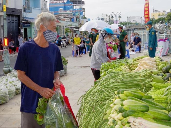 Rau củ quả đã cập bến Phiên chợ 0 đồng giữa SG, ai thiếu đến lấy
