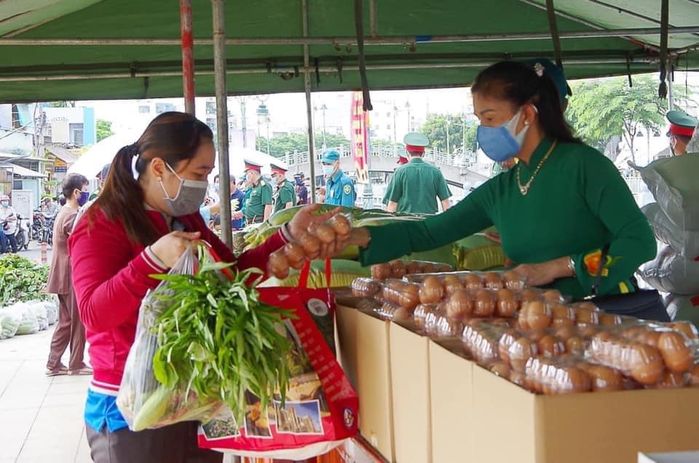 Rau củ quả đã cập bến Phiên chợ 0 đồng giữa SG, ai thiếu đến lấy