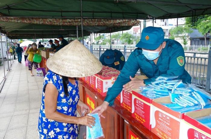 Rau củ quả đã cập bến Phiên chợ 0 đồng giữa SG, ai thiếu đến lấy