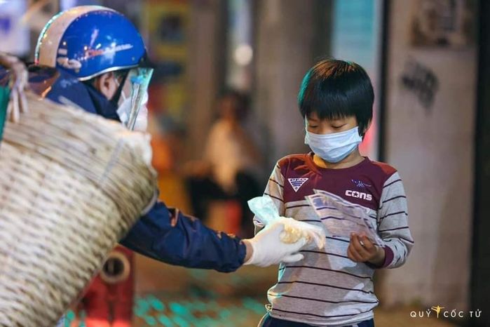 Rau củ quả đã cập bến Phiên chợ 0 đồng giữa SG, ai thiếu đến lấy