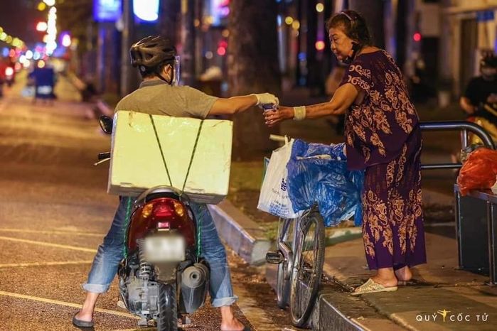 Rau củ quả đã cập bến Phiên chợ 0 đồng giữa SG, ai thiếu đến lấy