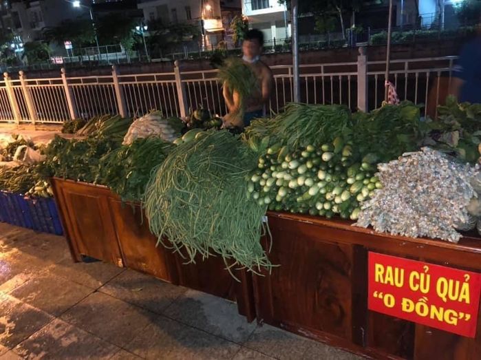 Rau củ quả đã cập bến Phiên chợ 0 đồng giữa SG, ai thiếu đến lấy