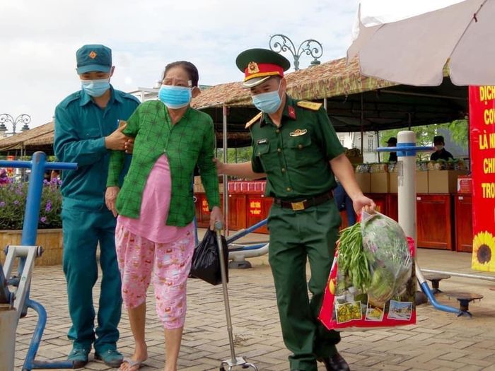 Rau củ quả đã cập bến Phiên chợ 0 đồng giữa SG, ai thiếu đến lấy