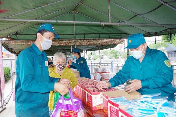 Rau củ quả đã cập bến Phiên chợ 0 đồng giữa SG, ai thiếu đến lấy