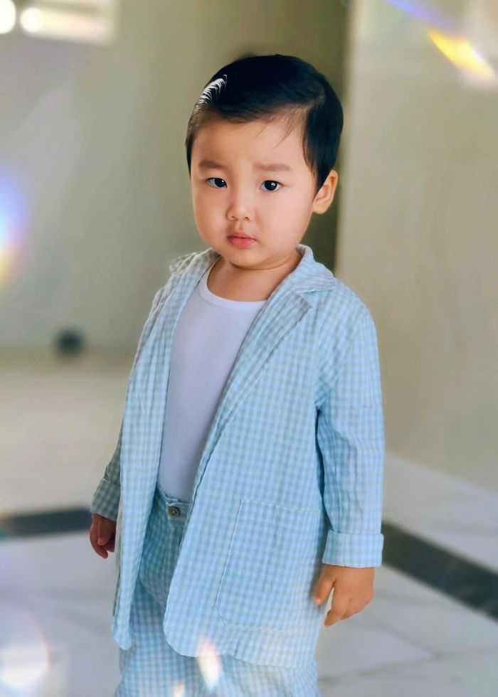Rich kid nhà Hoà Minzy: yêu bố mẹ, mê cậu Phúc ngang cậu Erik