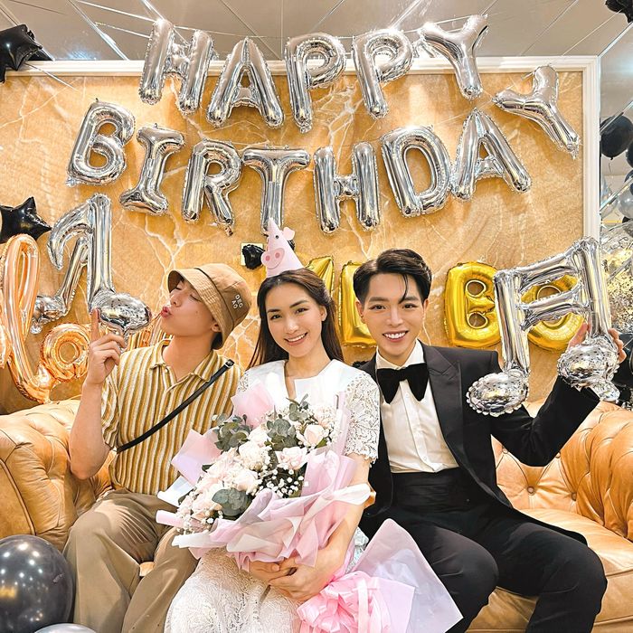 Rich kid nhà Hoà Minzy: yêu bố mẹ, mê cậu Phúc ngang cậu Erik