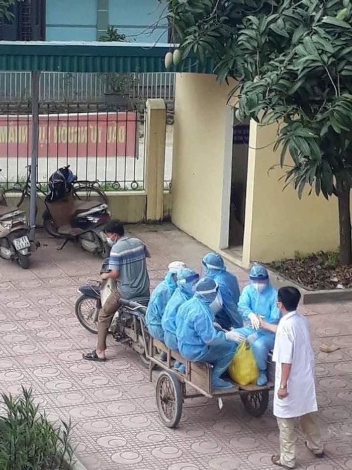 Nhói lòng hình ảnh đội xịt khử khuẩn ôm nhau dưới cơn mưa trắng trời
