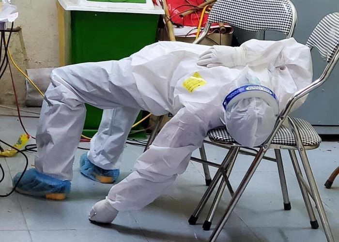 Nhói lòng hình ảnh đội xịt khử khuẩn ôm nhau dưới cơn mưa trắng trời