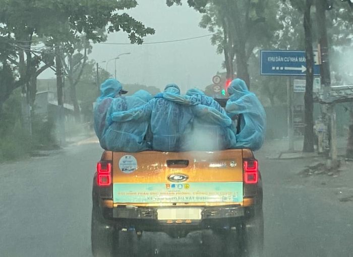 Nhói lòng hình ảnh đội xịt khử khuẩn ôm nhau dưới cơn mưa trắng trời