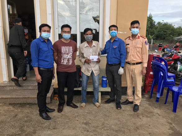 Ròng rã đi bộ 16 ngày để về quê, người đàn ông gặp được ông bà bụt