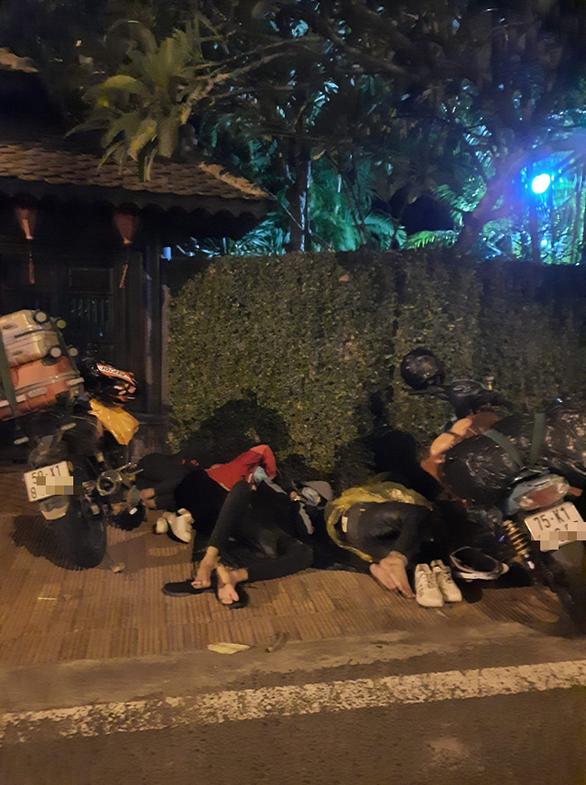Ròng rã đi bộ 16 ngày để về quê, người đàn ông gặp được ông bà bụt
