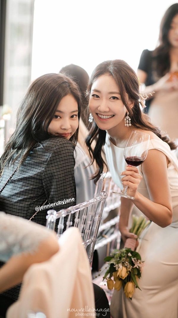 Sao Hàn lên đồ đi ăn cưới đã tiết chế vẫn lấn át cô dâu chú rể