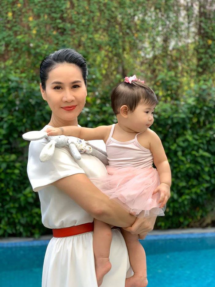 Sao nữ sinh con trên đất Mỹ: Thân Thúy Hà tốn bộn vì có không bảo hiểm