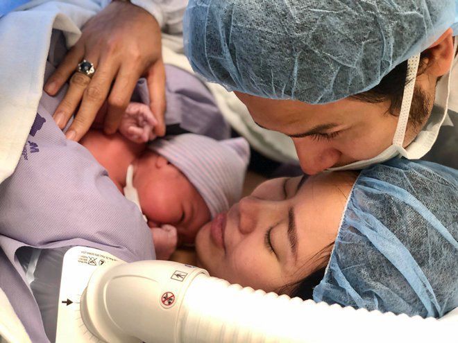 Sao nữ sinh con trên đất Mỹ: Thân Thúy Hà tốn bộn vì có không bảo hiểm