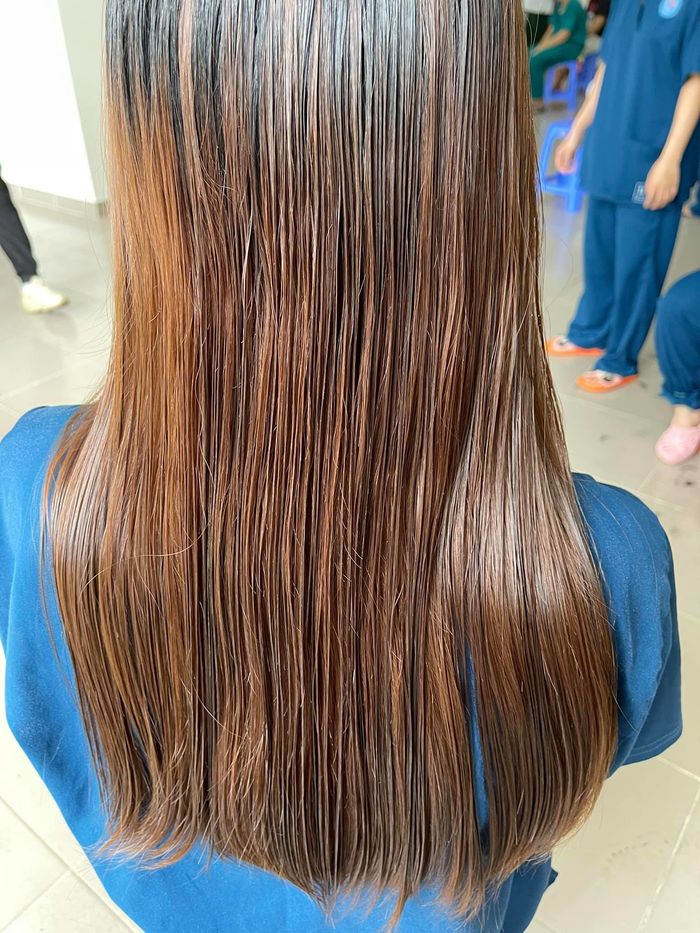 Sao Việt cắt tóc cho bác sĩ ở bệnh viện dã chiến, Khả Như xin lỗi
