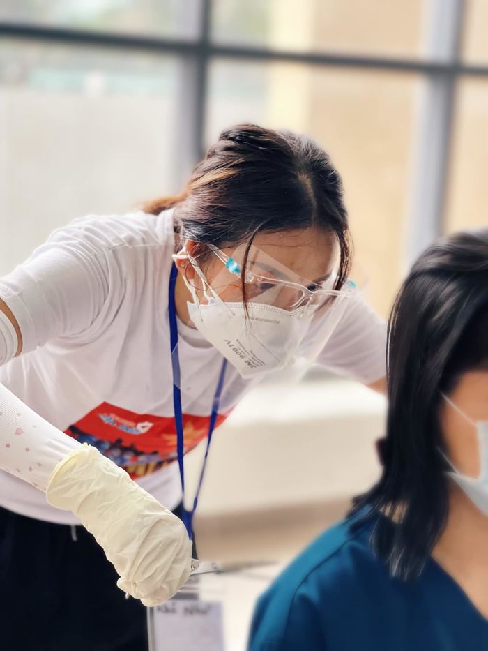 Sao Việt cắt tóc cho bác sĩ ở bệnh viện dã chiến, Khả Như xin lỗi