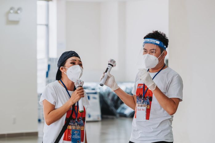 Sao Việt cắt tóc cho bác sĩ ở bệnh viện dã chiến, Khả Như xin lỗi