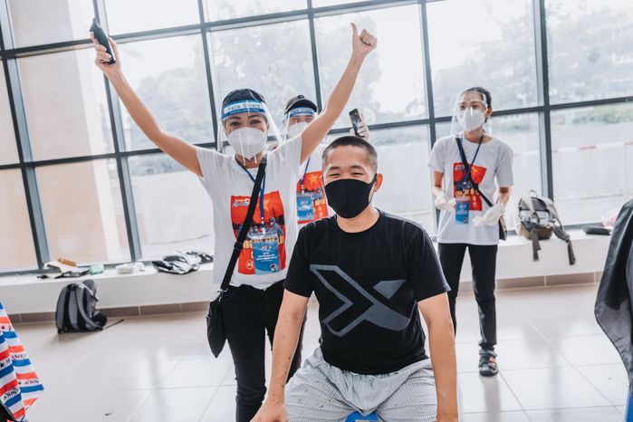 Sao Việt cắt tóc cho bác sĩ ở bệnh viện dã chiến, Khả Như xin lỗi