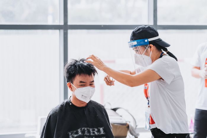 Sao Việt cắt tóc cho bác sĩ ở bệnh viện dã chiến, Khả Như xin lỗi