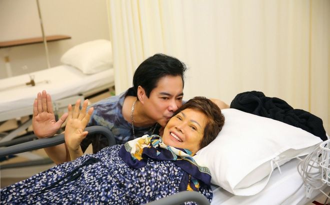 Sao Việt gửi lời chia buồn khi Ngọc Sơn mất mẹ không thể về chịu tang