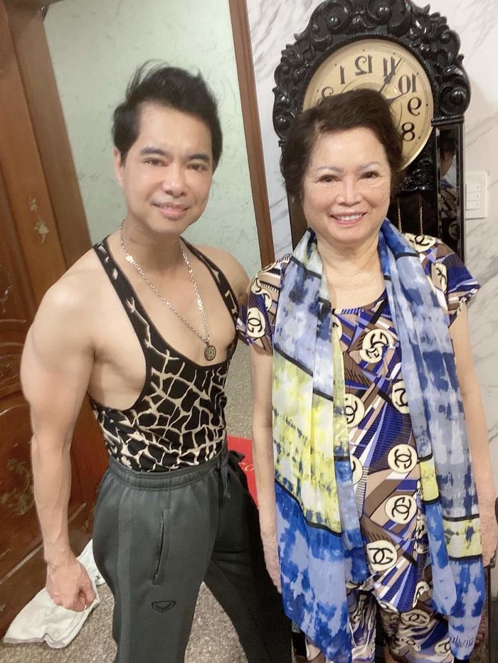 Sao Việt gửi lời chia buồn khi Ngọc Sơn mất mẹ không thể về chịu tang