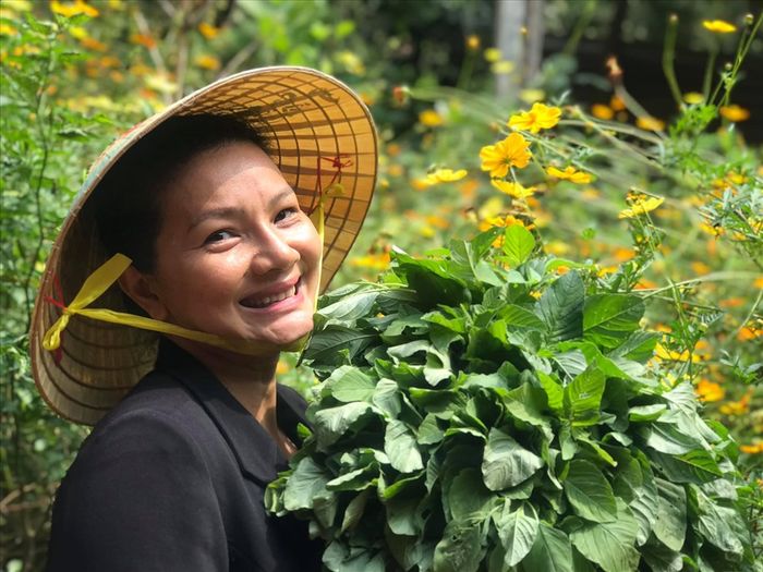Sao Việt về quê tránh dịch: Minh Luân làm vườn, phun thuốc trừ sâu