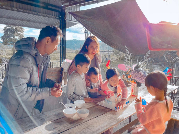 Sao Việt về quê tránh dịch: Minh Luân làm vườn, phun thuốc trừ sâu