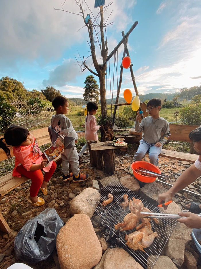 Sao Việt về quê tránh dịch: Minh Luân làm vườn, phun thuốc trừ sâu