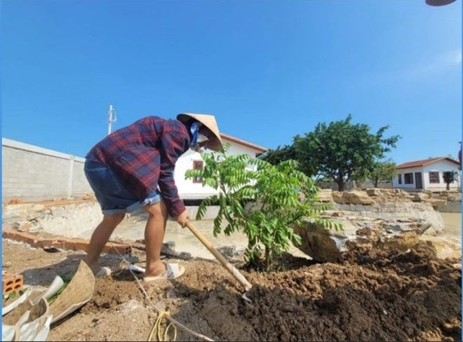 Sao Việt về quê tránh dịch: Minh Luân làm vườn, phun thuốc trừ sâu