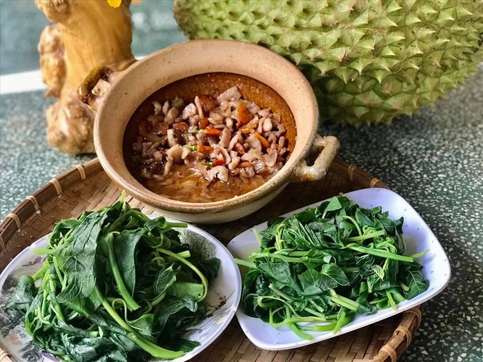 Sao Việt về quê tránh dịch: Minh Luân làm vườn, phun thuốc trừ sâu