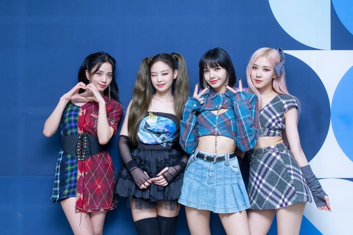 Sắp debut solo, Lisa (BLACKPINK) lại gây tranh cãi về giọng hát